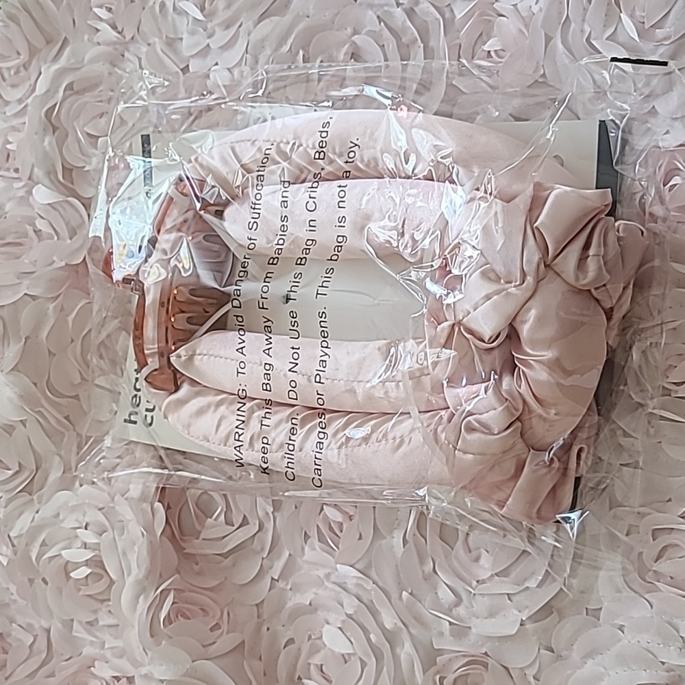 4-pc heatless curler kit. Comes with heatless curlers, hair clip & 2 hair ties